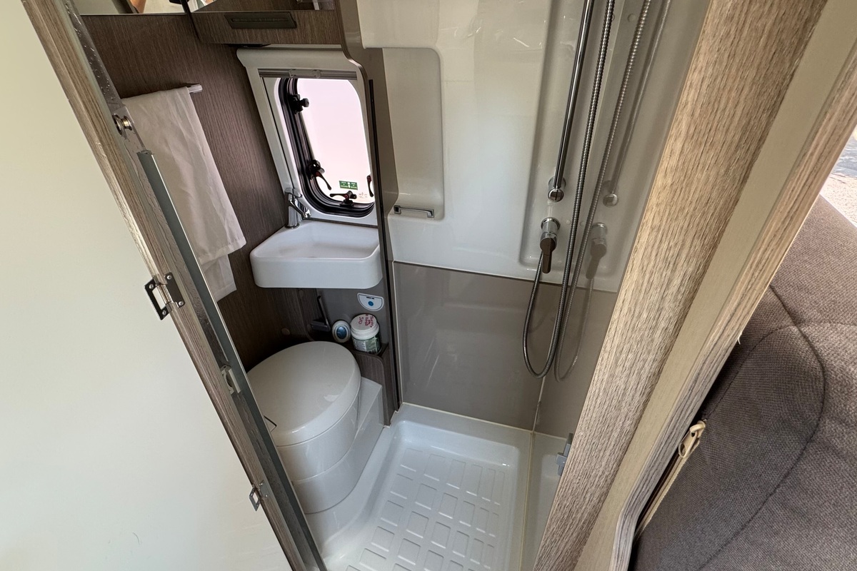 Fourgon aménagé Occasion Chausson V690 Road Line Vip