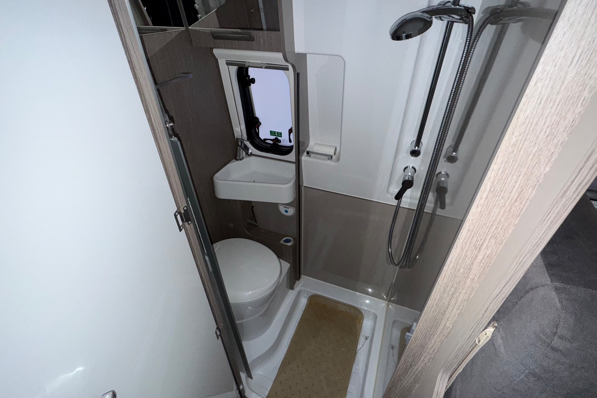 Fourgon aménagé Occasion Chausson V690 Road Line Vip